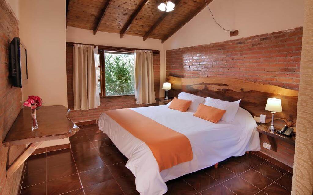 Modern hotel room at Aldea de los Pajaros hotel in Villa General Belgrano, Córdoba