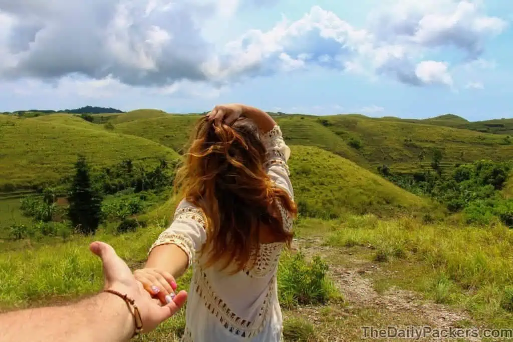 Couple s'étreignant tout en profitant de la vue du Nine Arch Bridge depuis un sentier panoramique à Ella