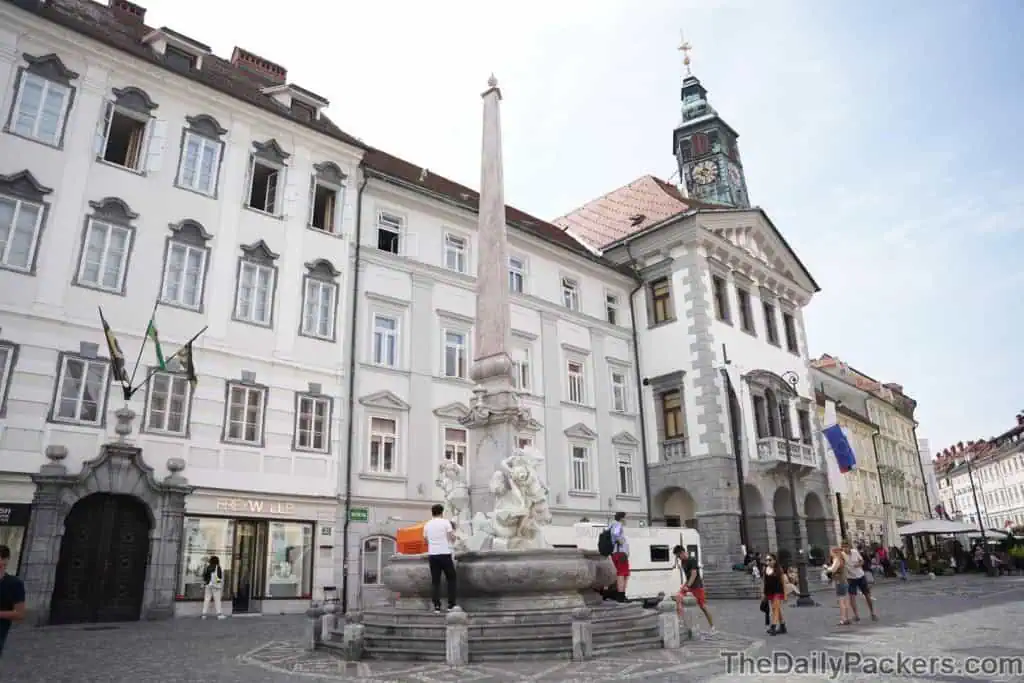 Fontaine de Robba et place de la ville