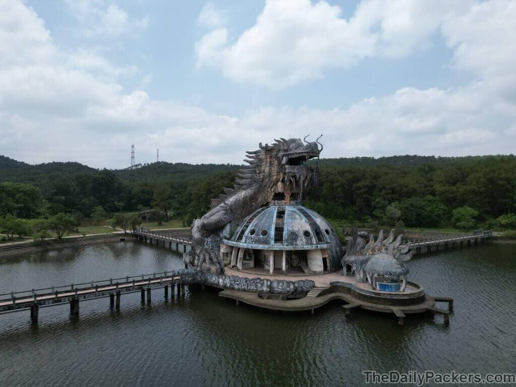 Parc aquatique abandonné du lac Thuy Tien