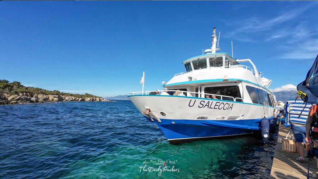 Ferry de la plage de Lotu