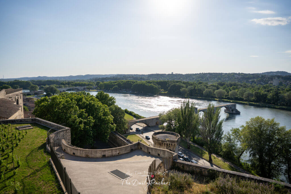 Vue sur le Rhône et le Pont Saint-Bénézet depuis le Jardin des Doms à Avignon.