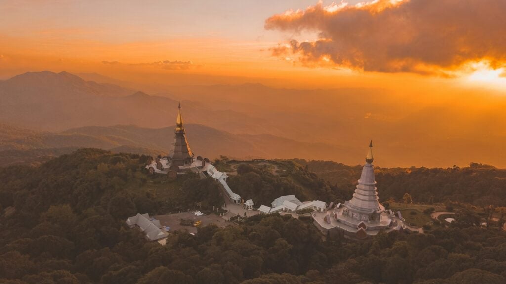 Pagodes jumelles du parc national de Doi Inthanon au coucher du soleil à Chiang Mai, Thaïlande
