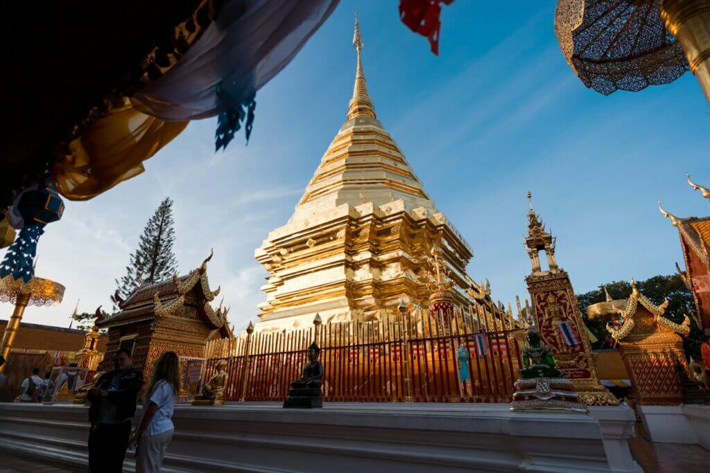 Stupa doré du temple Wat Phra That Doi Suthep sous un ciel bleu à Chiang Mai