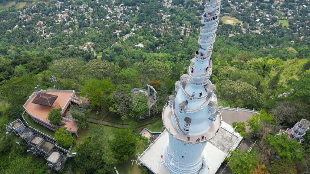 Vue latérale de la tour d'Ambuluwawa montrant les balcons en spirale et les visiteurs grimpant pour obtenir des vues panoramiques.