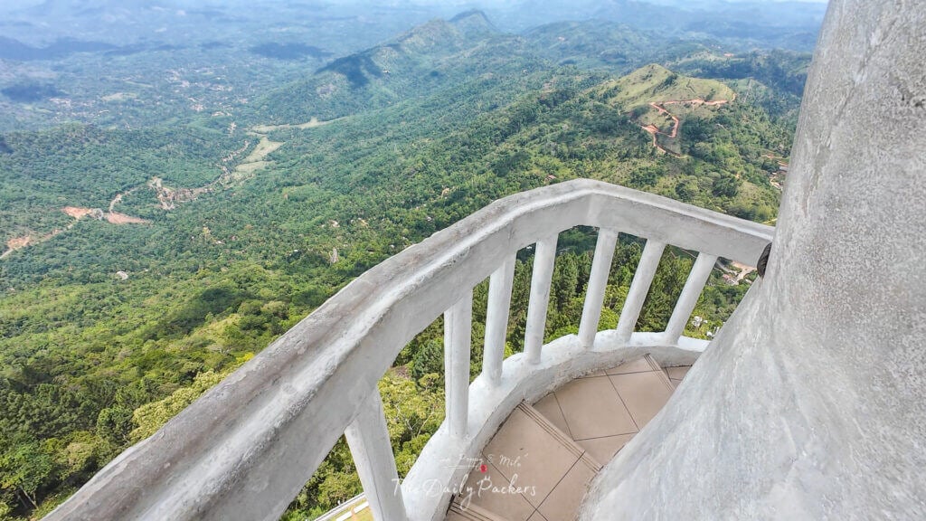 Vue de la tour d'Ambuluwawa sur les routes sinueuses et les vallées verdoyantes.