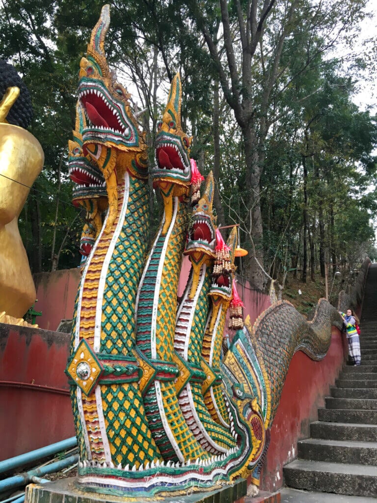 Statue du serpent Naga à plusieurs têtes le long des escaliers du Wat Phra That Doi Wao