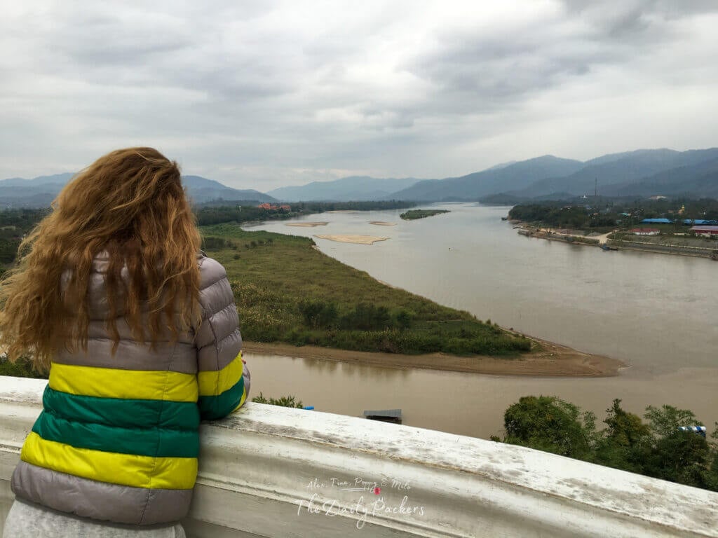 Femme contemplant le Mékong et les montagnes environnantes dans le Triangle d'Or