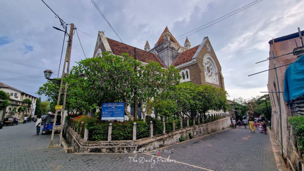 L'église de Tous les Saints à Galle Fort, entourée de verdure et d'architecture coloniale.