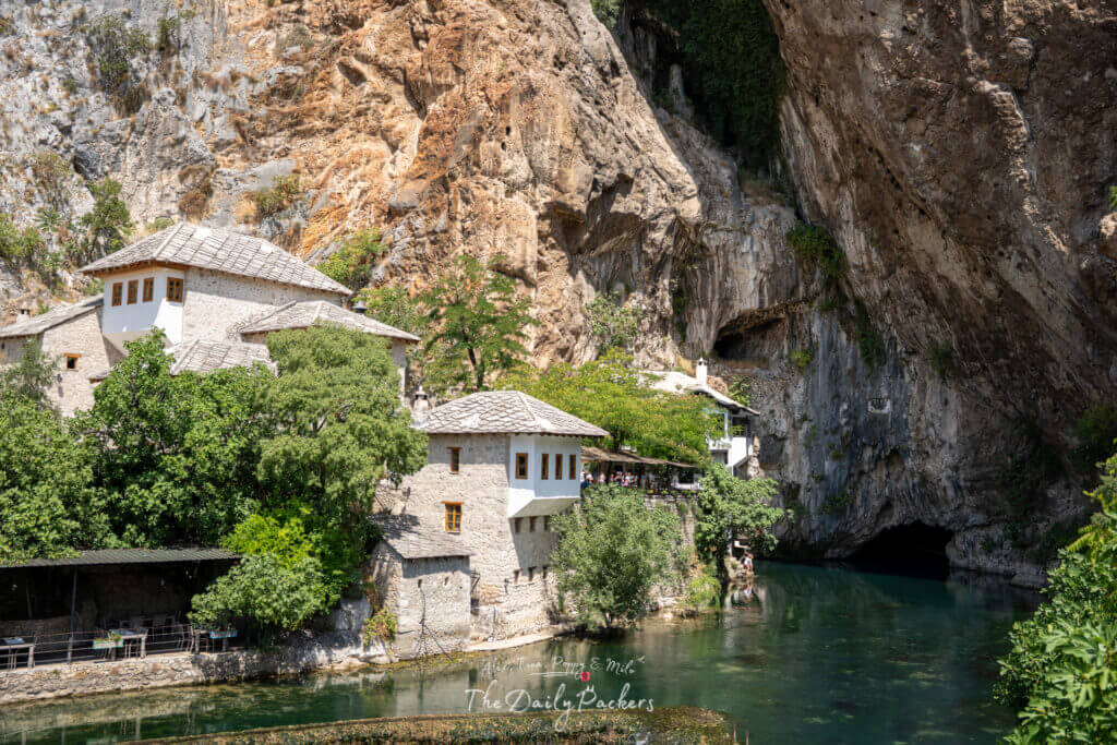 La maison des derviches de Blagaj est perchée au pied d'une falaise spectaculaire, près de la source de la rivière Buna.