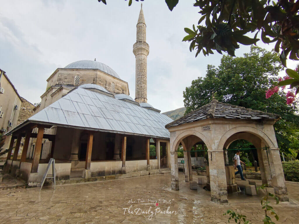 Mosquée Koski Mehmed Pasha avec son minaret et sa cour après la pluie dans la vieille ville de Mostar.