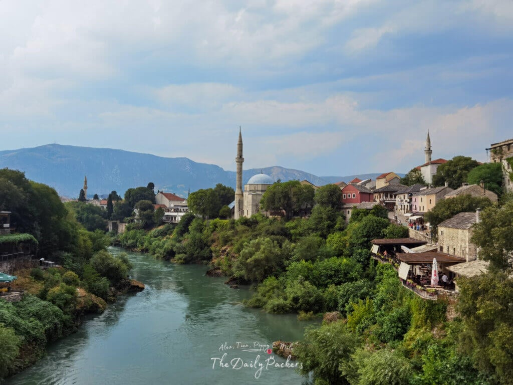 Vue panoramique de la vieille ville de Mostar et de la mosquée Koski Mehmed Pasha depuis le pont Stari Most, qui enjambe la Neretva.