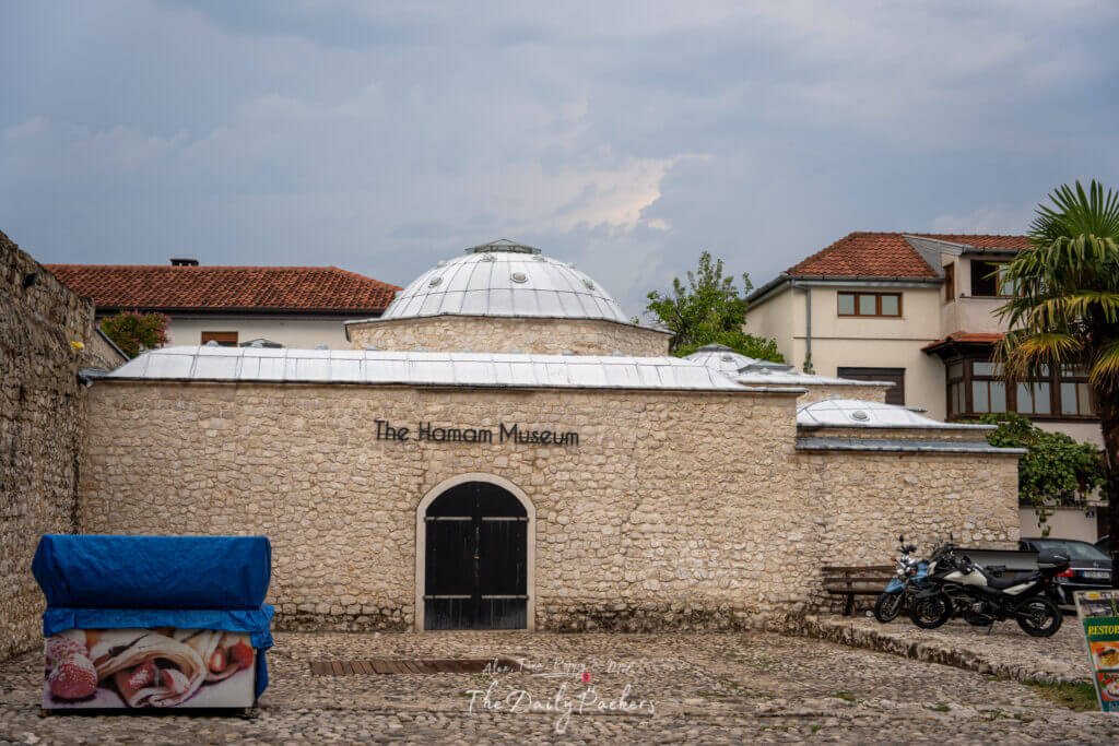 Le musée du Hamam, à Mostar, présente l'architecture des bains ottomans, entourés de chemins pavés.