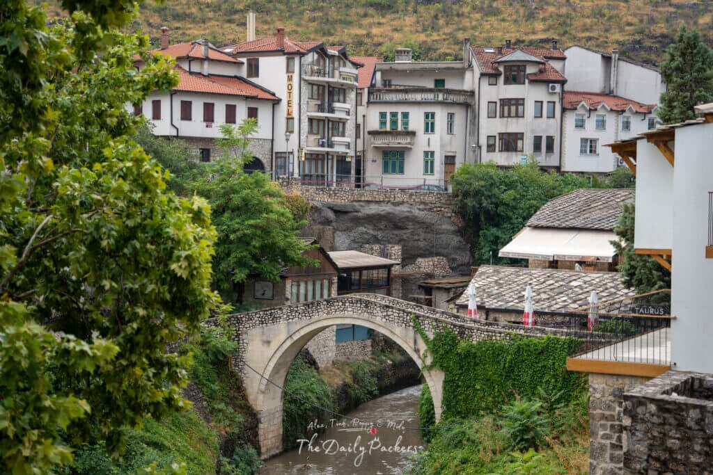 La charmante arche de pierre du pont Kriva Ćuprija traverse un ruisseau étroit dans la vieille ville de Mostar.