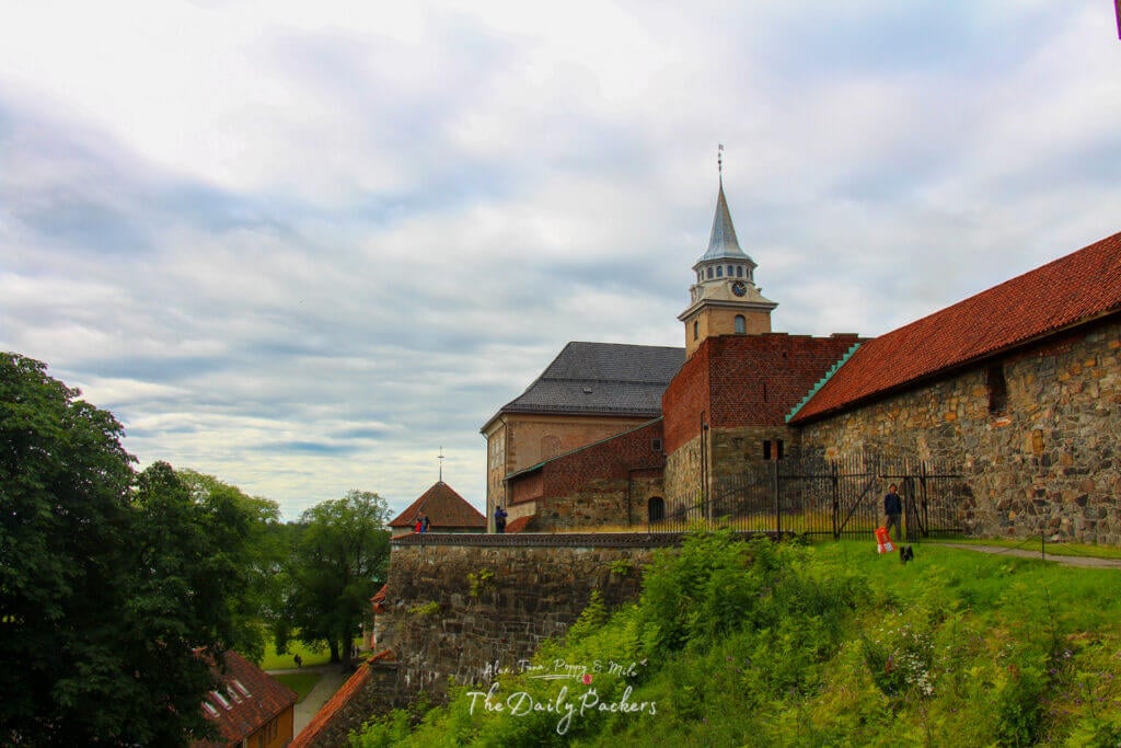 Vue de la forteresse d'Akershus avec sa tour d'horloge et ses murs défensifs en pierre à Oslo