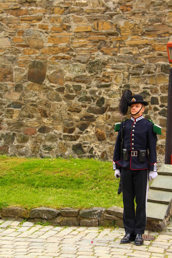 Soldat de la Garde royale norvégienne en uniforme à la forteresse d'Akershus