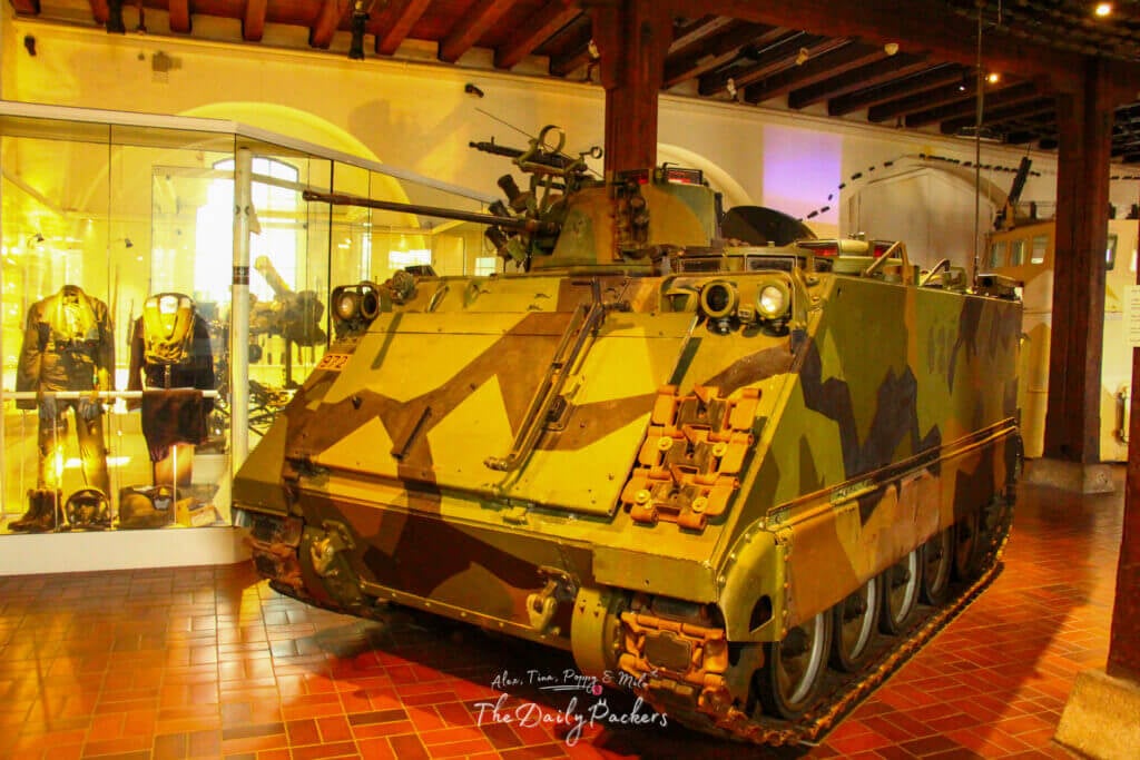Char militaire exposé à l'intérieur du musée de la Résistance norvégienne à Oslo