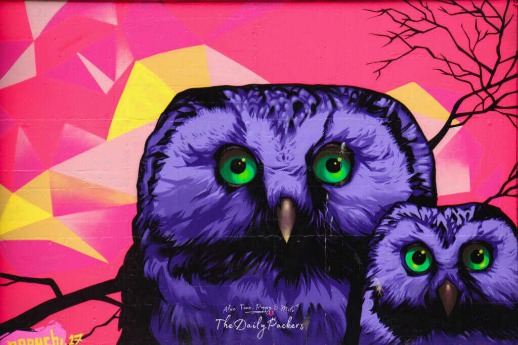 Murale de hibou rose et violet dans le quartier créatif d'Oslo