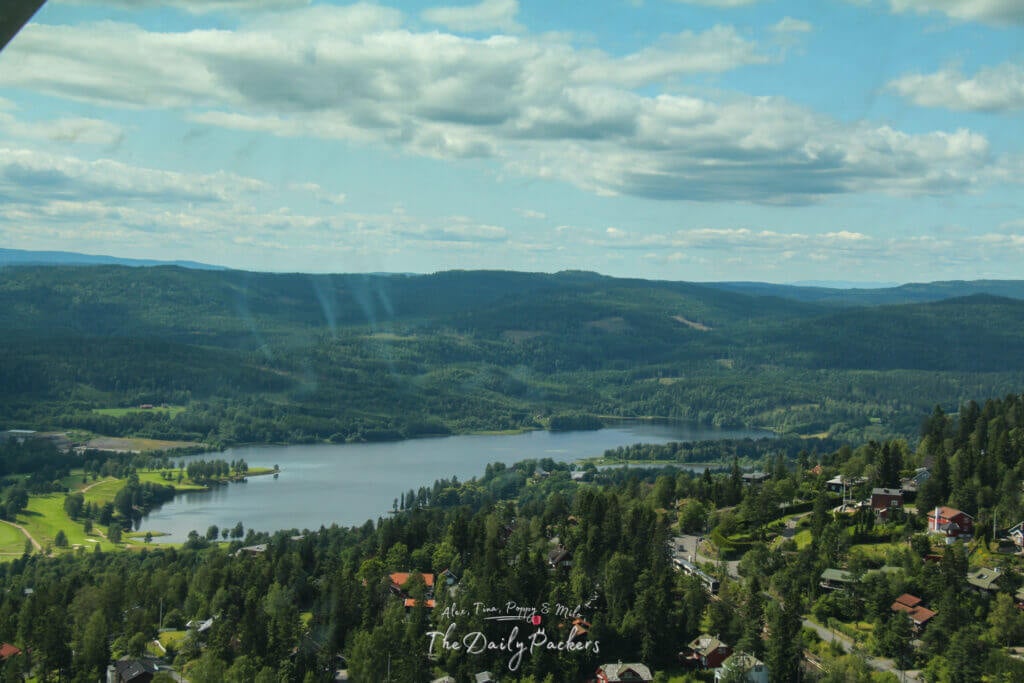 Paysage aérien de lacs et de forêts vu du point de vue du musée du ski de Holmenkollen