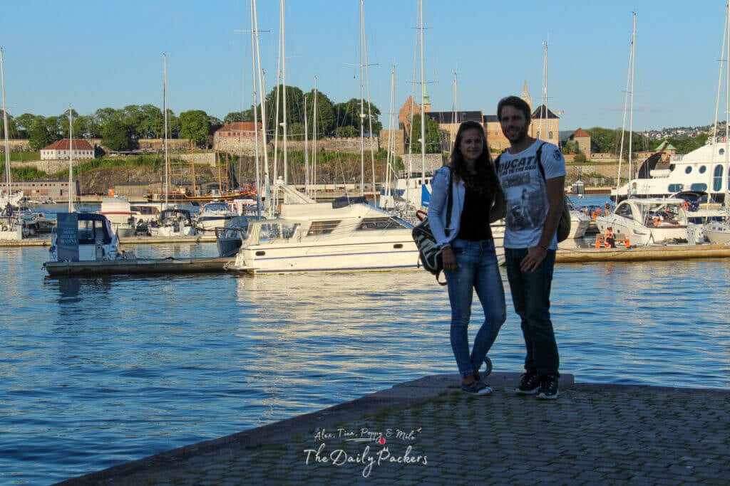 Couple au bord du port de plaisance d'Oslo avec la forteresse d'Akershus en arrière-plan