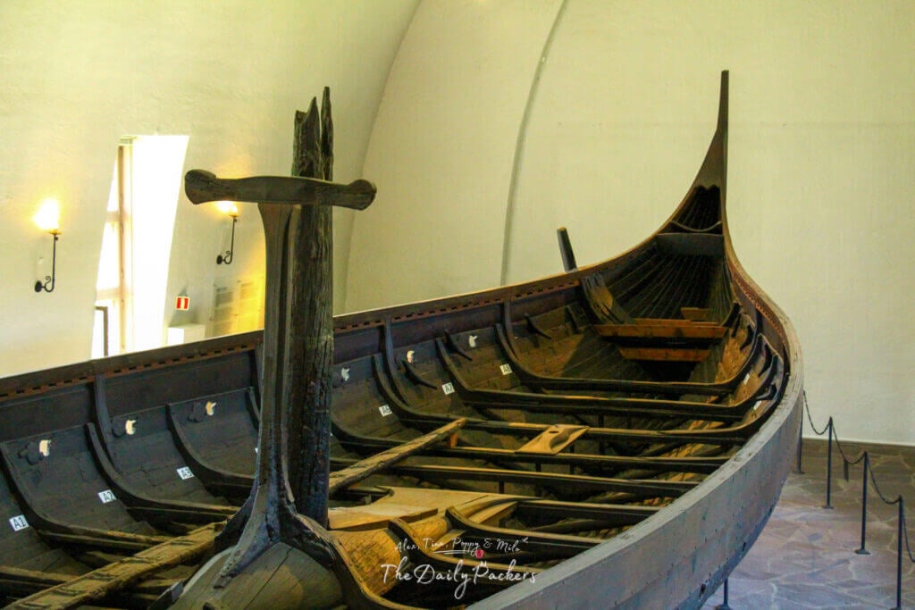 Ancien bateau viking en bois exposé au musée des bateaux vikings d'Oslo.