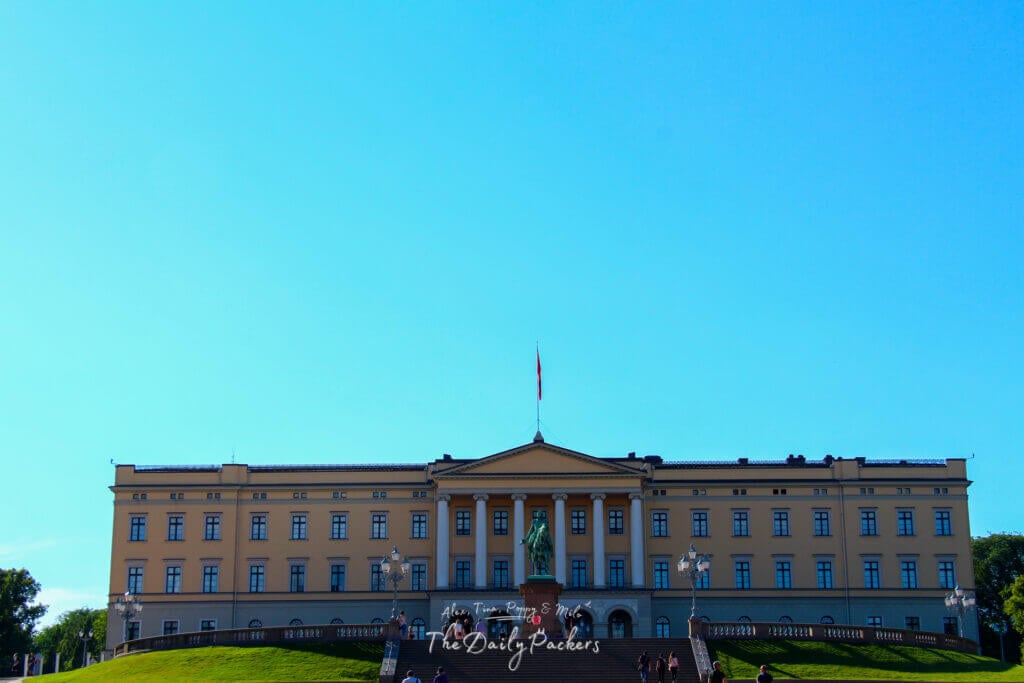 Vue de face du Palais royal d'Oslo sous un ciel bleu éclatant