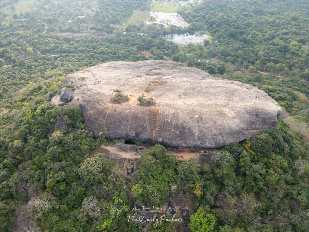 Prise de vue par drone du rocher de Pidurangala émergeant d'une jungle dense et d'un ciel spectaculaire.