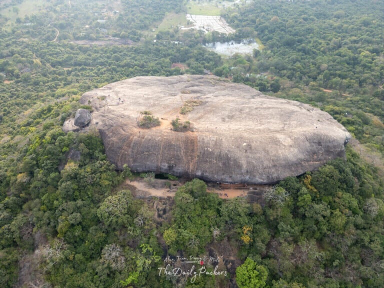 Prise de vue par drone du rocher de Pidurangala émergeant d'une jungle dense et d'un ciel spectaculaire.