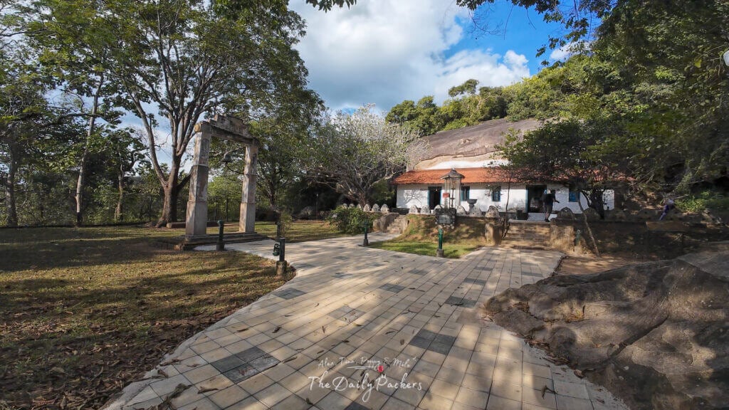 Petit temple bouddhiste au pied du rocher de Pidurangala, à l'ombre des arbres.