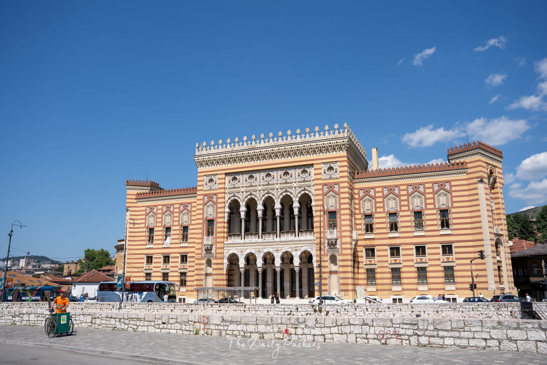 L'hôtel de ville de Sarajevo (Vijećnica) à l'architecture néo-mauresque, symbole culturel et historique de la ville.