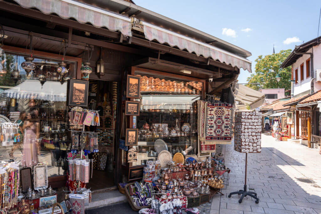 Boutique de souvenirs bosniaques traditionnels dans le bazar de la vieille ville de Sarajevo, remplie d'objets en cuivre, de tapis et d'objets artisanaux.