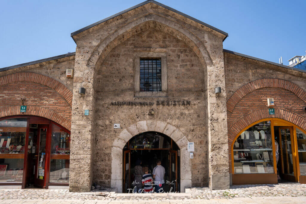 Entrée du Gazi Husrev-begov Bezistan, le marché couvert historique de Sarajevo à l'architecture ottomane et à la façade en pierre.