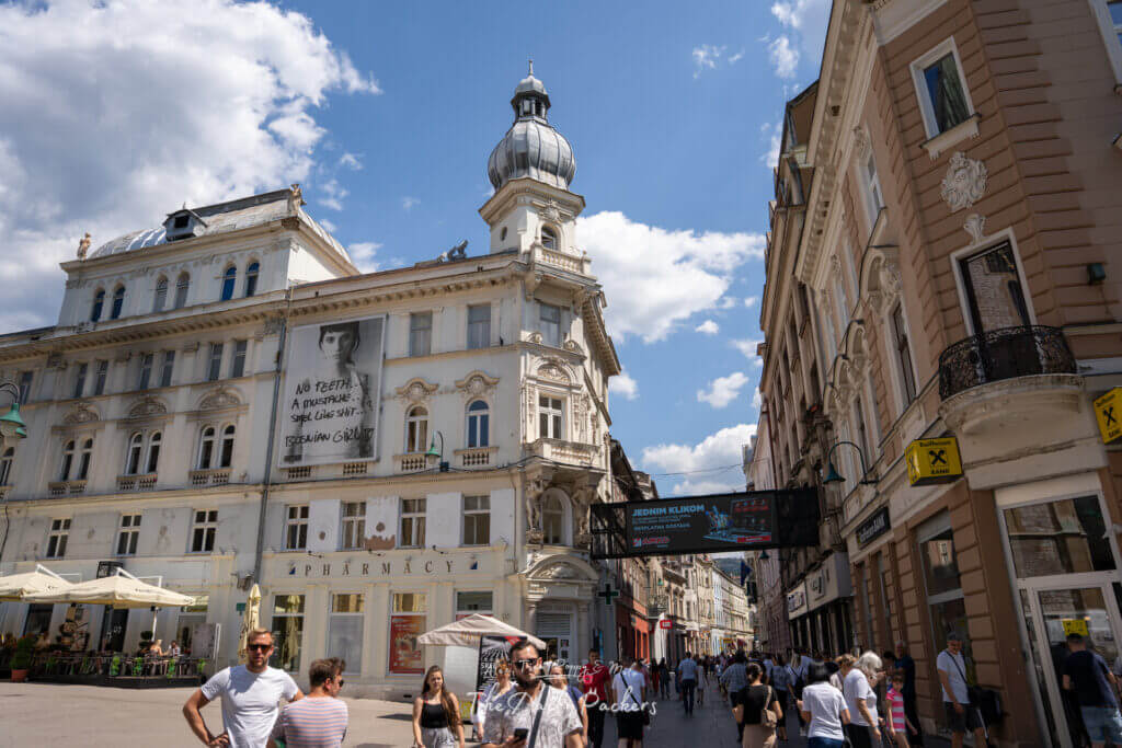 Galerie 11/07/95 bâtiment à Sarajevo présentant une peinture murale percutante et une architecture centrale au cœur de la ville.