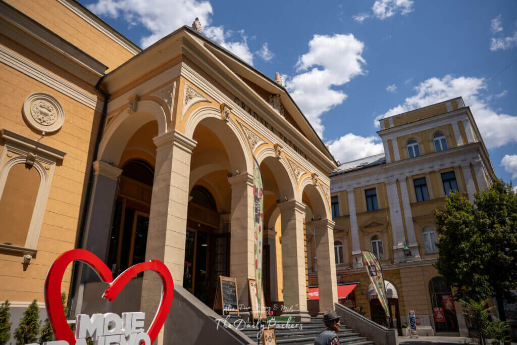 Façade néoclassique jaune de Gradska Tržnica Markale à Sarajevo