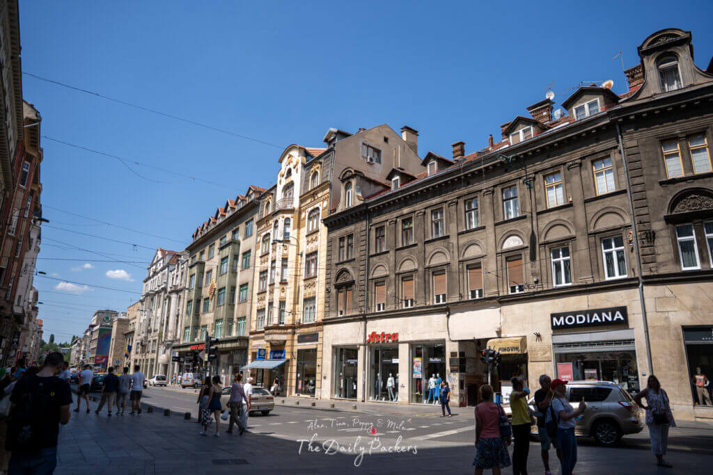 D'élégants bâtiments austro-hongrois bordent une grande avenue du centre de Sarajevo.