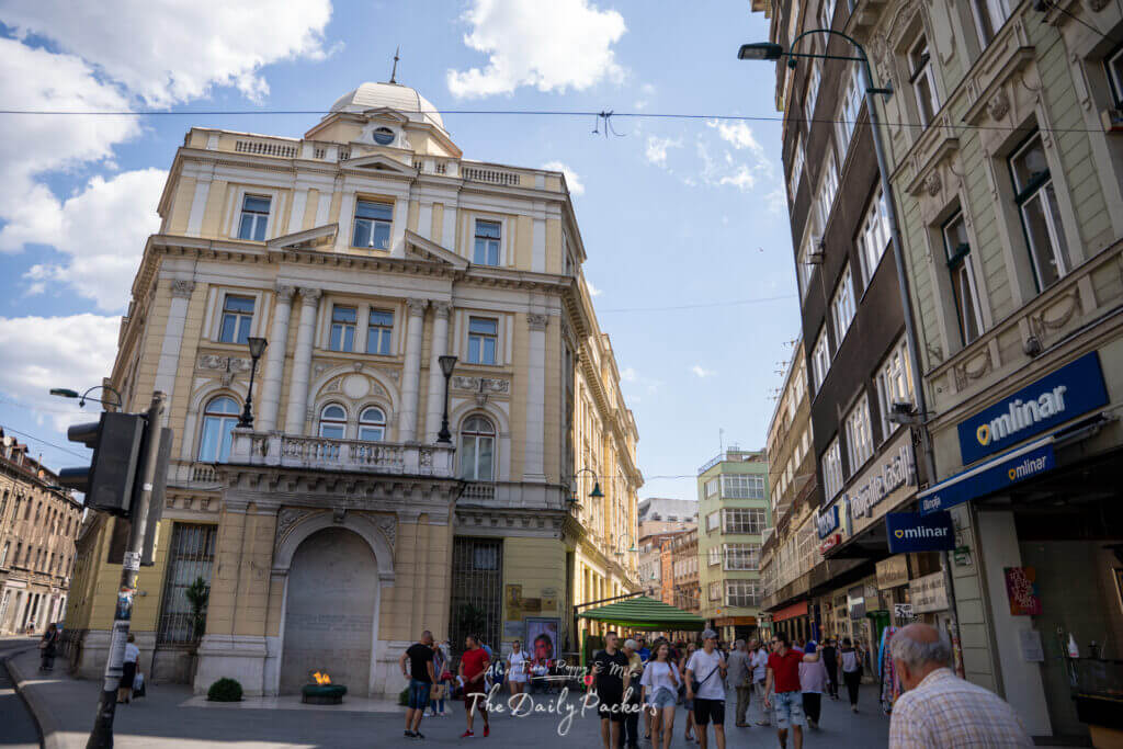 Le mémorial de la flamme éternelle brûle devant un bâtiment historique dans le centre de Sarajevo.