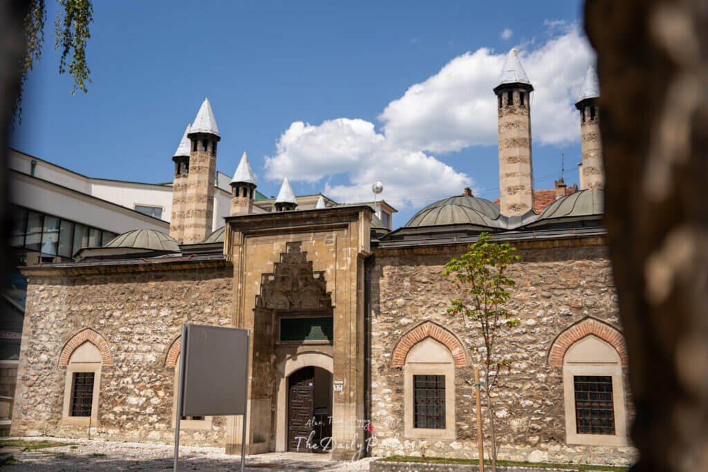 Extérieur du musée Gazi Husrev-beg Hamam, avec ses murs de pierre et ses petites coupoles, qui illustre l'architecture ottomane à Sarajevo.