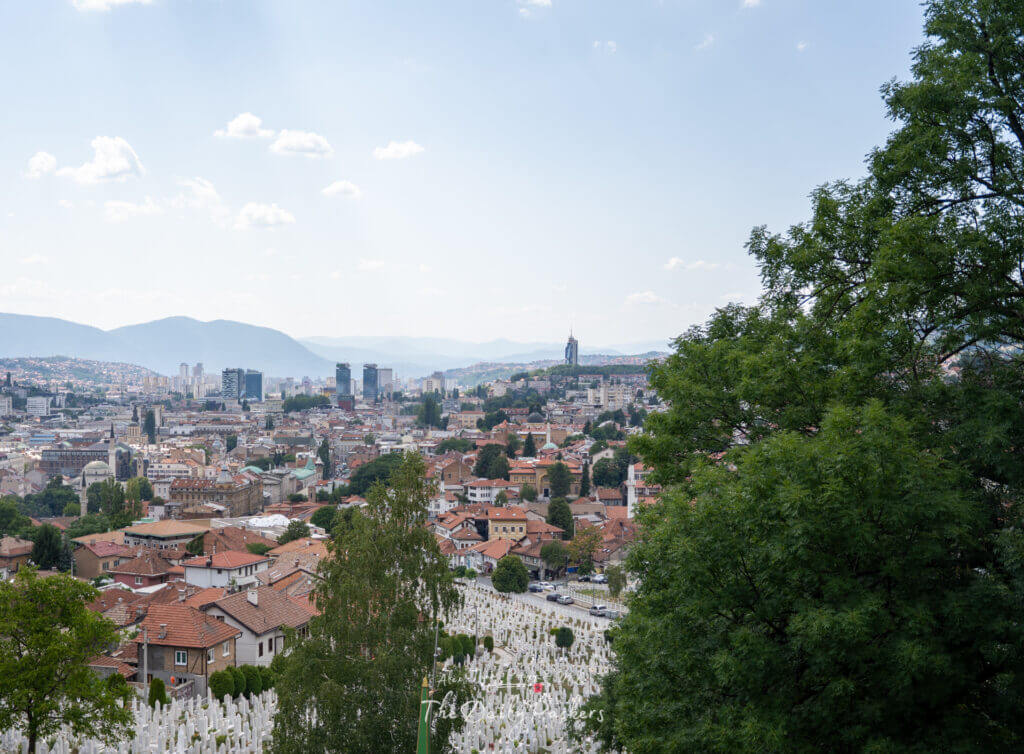 Vue panoramique de Sarajevo avec les toits rouges, les montagnes et la ligne d'horizon de la ville, vue depuis le bastion jaune.