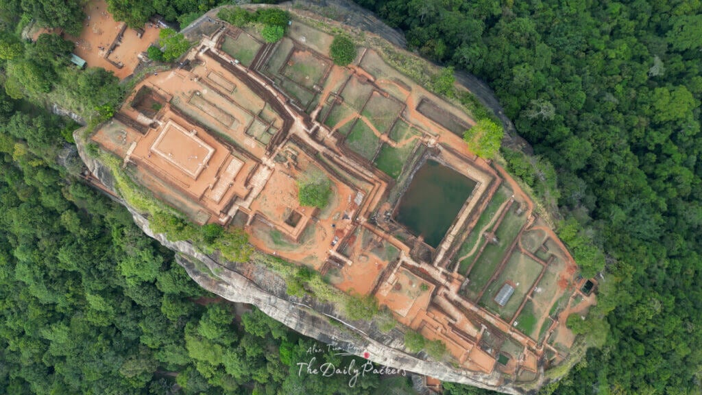 Image prise par un drone et montrant les ruines anciennes de Sigiriya et l « étang central qui s » étend sur le sommet.
