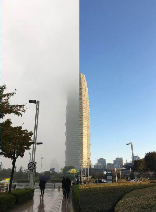 rue de la ville avec des gens marchant sous des parapluies par un jour brumeux et clair de ciel partagé à Zhengzhou