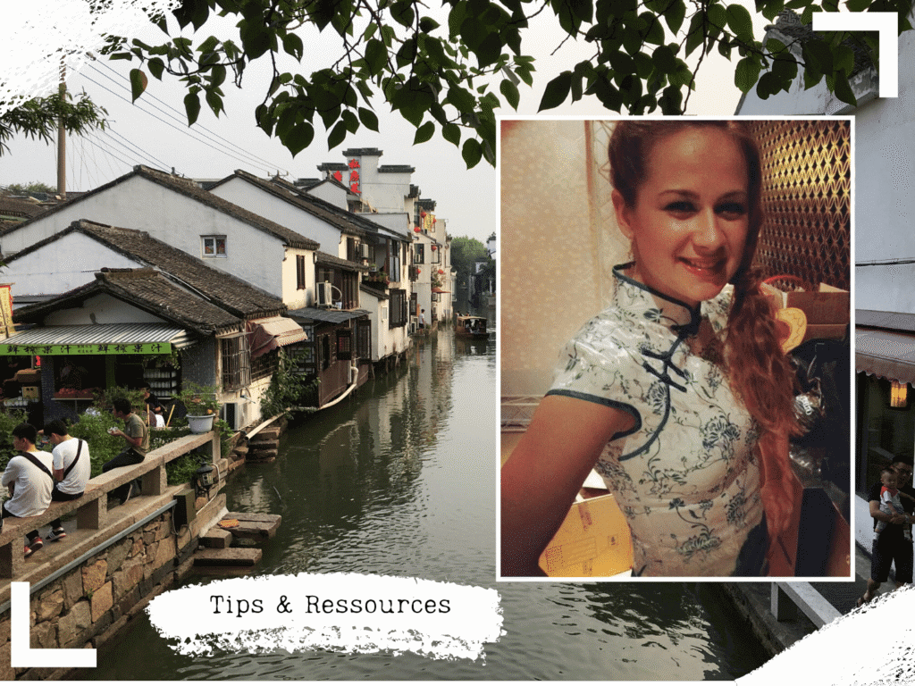 Collage avec une scène de canal de maisons chinoises traditionnelles et un portrait inséré d'une femme dans une robe de style chinois.