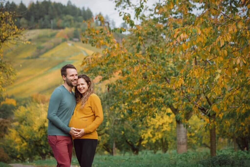 bébé se reposant les yeux fermés, enveloppé dans le tissu de l'hôpital, montrant des détails doux de nouveau-né