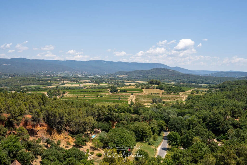 Point de vue panoramique sur les vignobles, les collines et la campagne du Roussillon.
