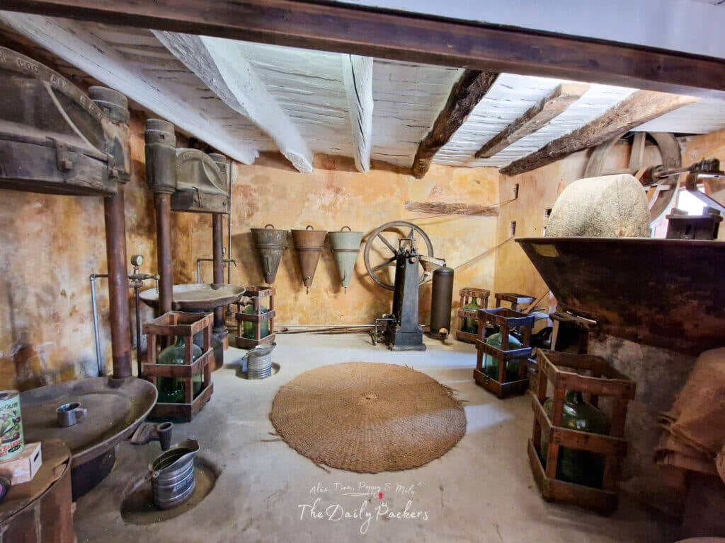 Ancien moulin à huile d'olive avec des machines anciennes et des presses en pierre exposées à l'intérieur dans le Roussillon.
