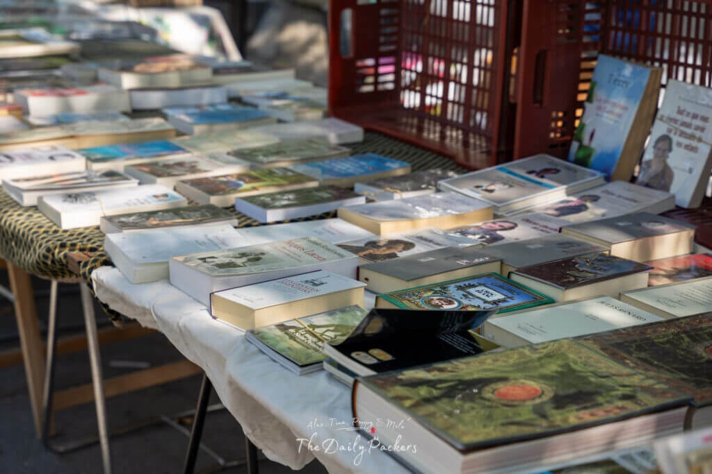 Gros plan sur des livres posés sur des tables lors d'un marché aux puces à Arles.