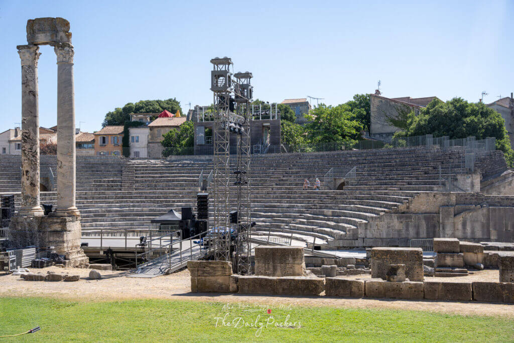 Le théâtre romain d'Arles avec des sièges en pierre et une scène partielle.