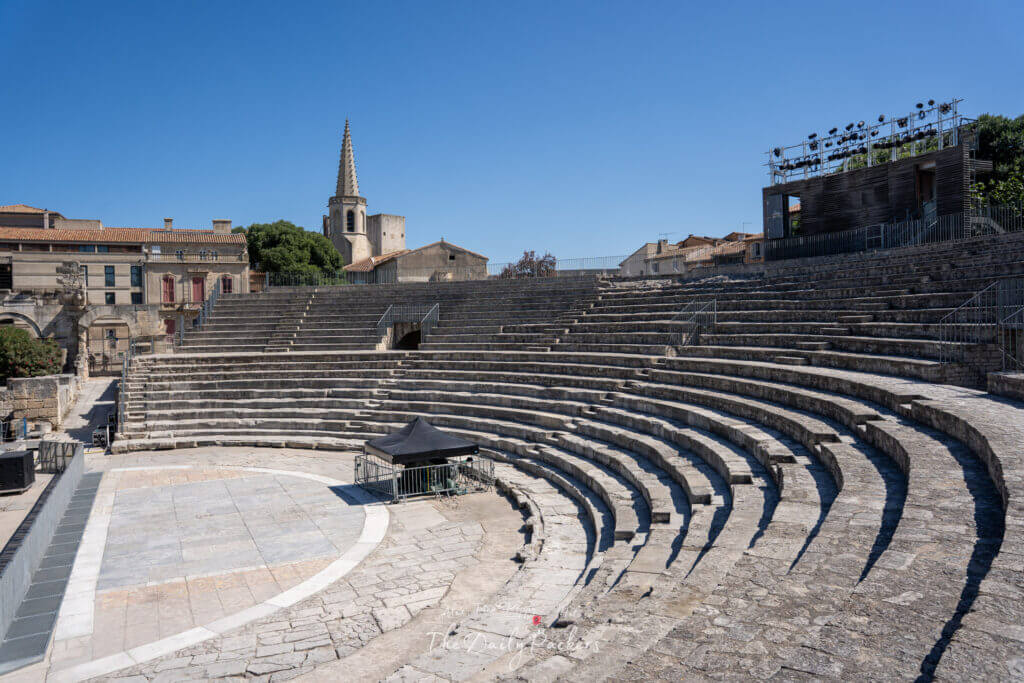 Rangées semi-circulaires de sièges en pierre dans le théâtre romain d'Arles.