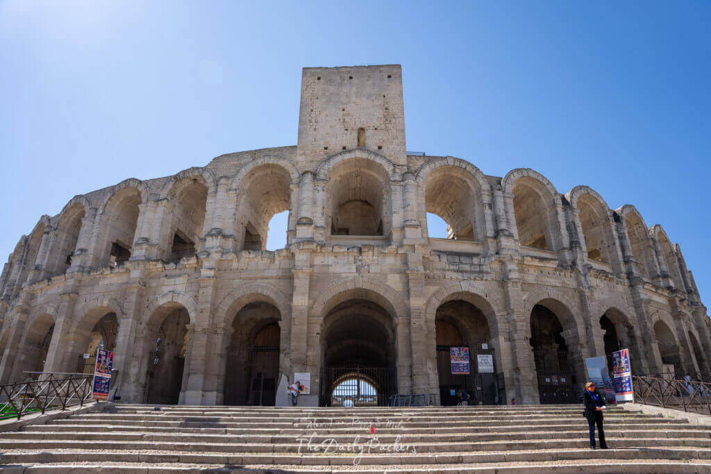 La grande façade de l'amphithéâtre d'Arles avec ses arches et ses marches en pierre