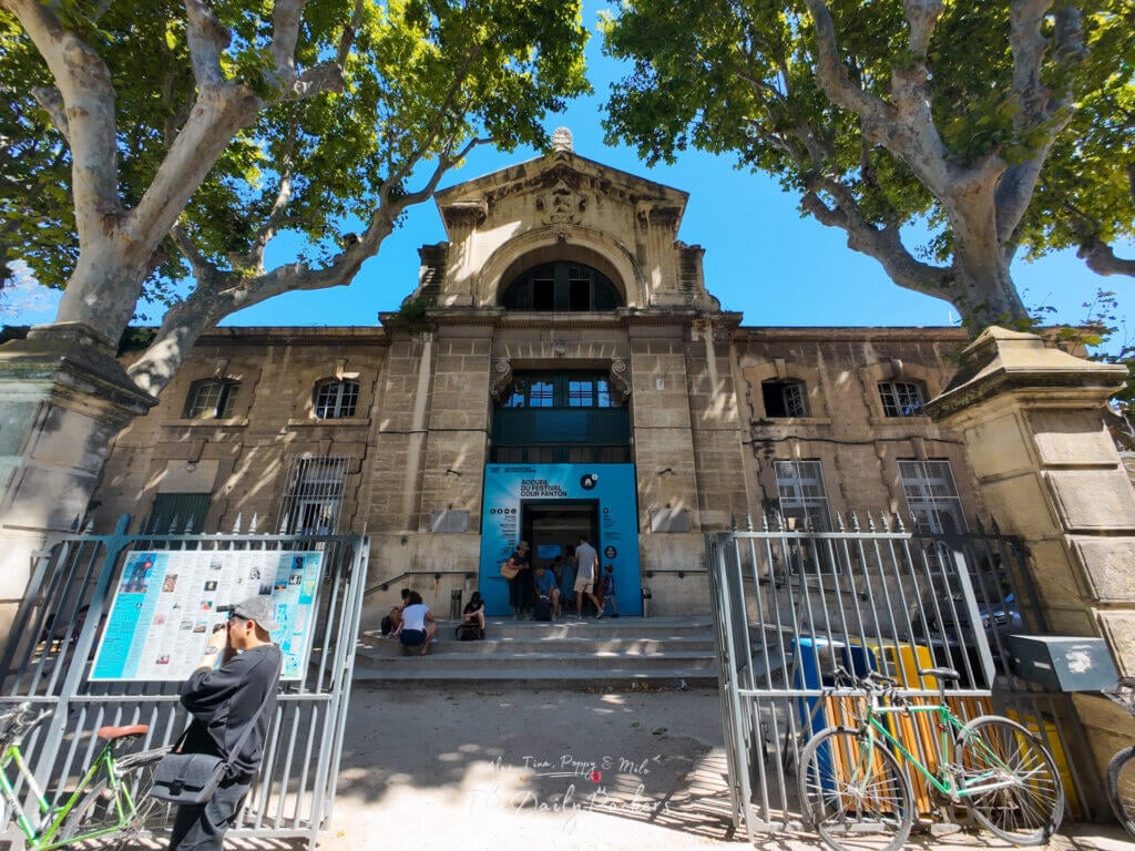 Entrée de la Fondation Van Gogh à Arles encadrée par de grands arbres et une architecture historique