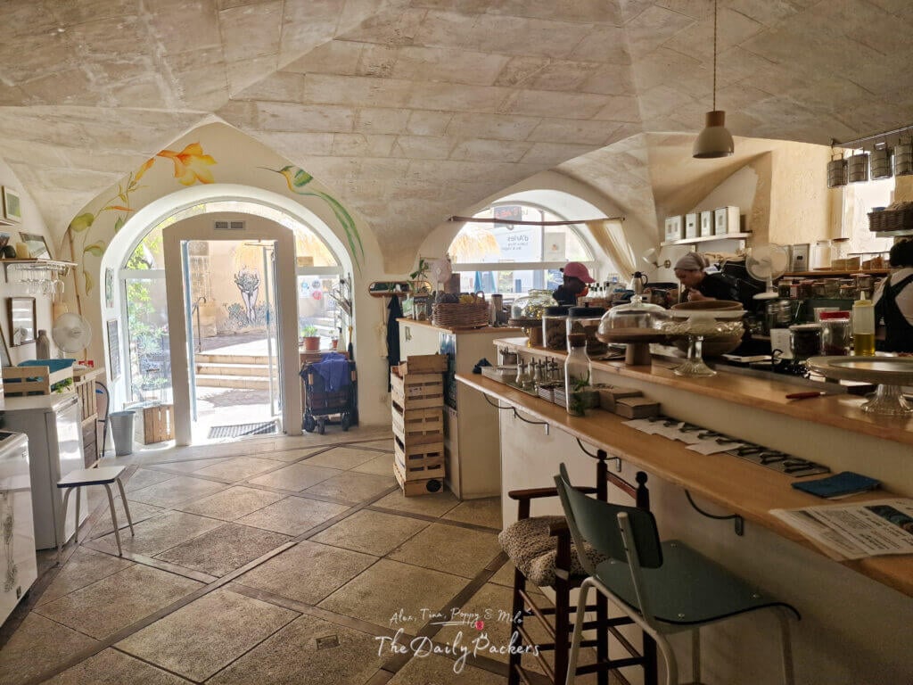 Intérieur du café VG d'Arles à Arles avec des plafonds voûtés et un comptoir confortable.